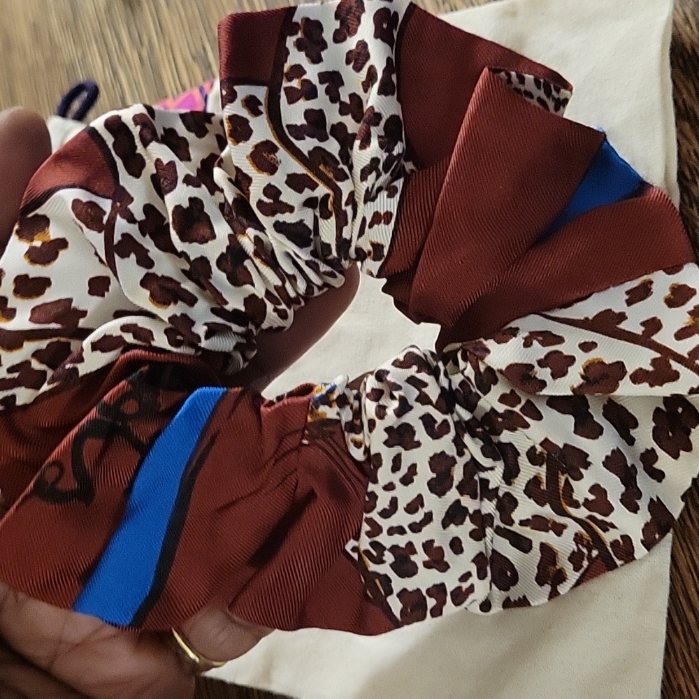 TORY BURCH SCRUNCHIE NWOT - Picture 5 of 5